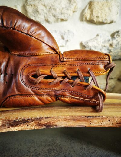 Une partie d'un gant de boxe en cuir ancien