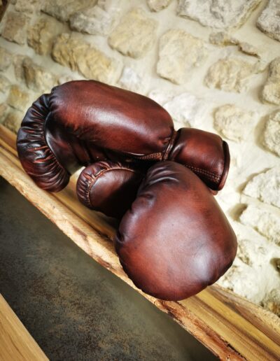 Gants de boxe superposés sur un meuble en décoration