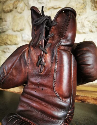 Patine d'un gant de boxe marron