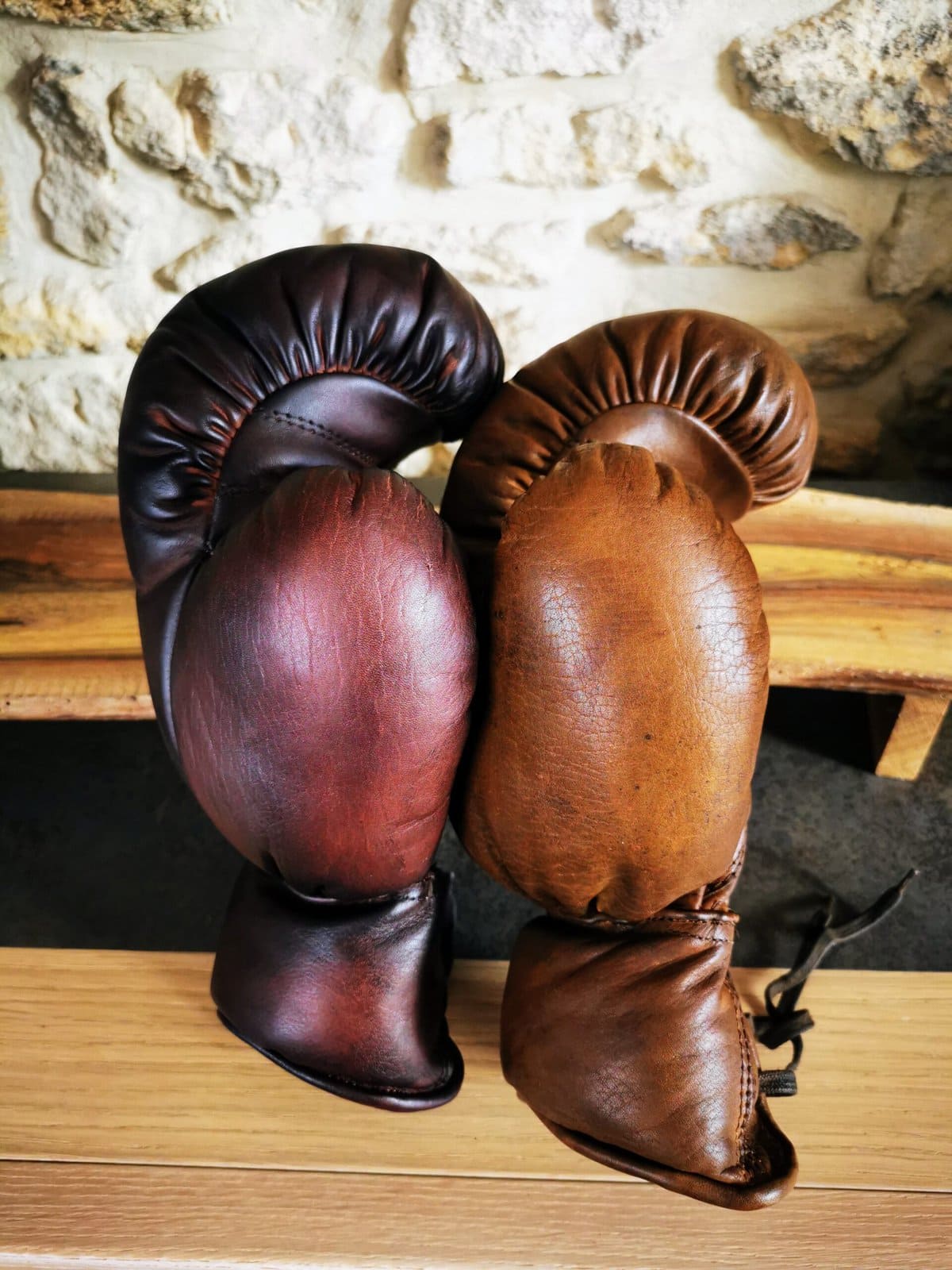 Deux gants de boxe main gauche en cuir l'un à côté de l'autre