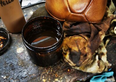 Patine caramel pour cuir sur un atelier chez Ben et Flo