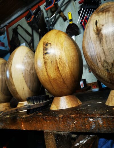 Un ballon de rugby en bois.