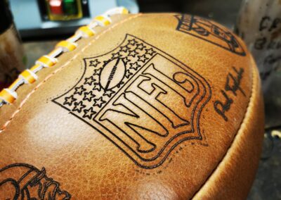 Ballon vintage de football Américain avec le logo NFL gravé dessus