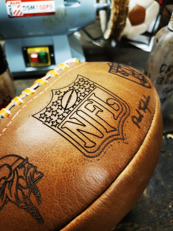 Ballon vintage de football Américain avec le logo NFL gravé dessus