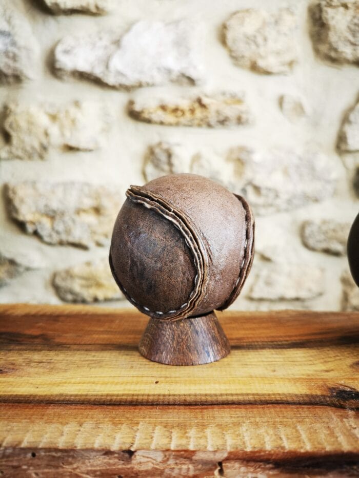 une balle de hurling posée sur un mini socle en chêne