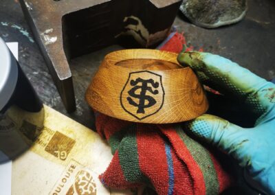 Un socle tee en bois avec le logo du stade Toulousain