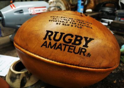 Ballon en cuir vieillit avec le logo Rugby Amateur fr