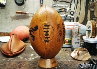 Ballon du XV de France en cuir posé sur un atelier