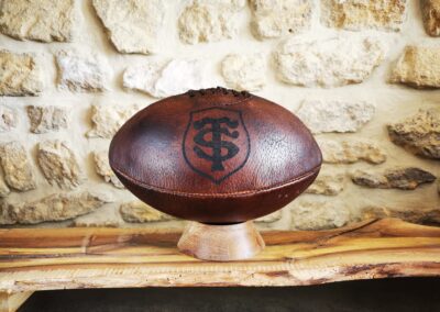 Un beau ballon de rugby taille 5 en cuir marron avec le logo du Stade Toulousain.