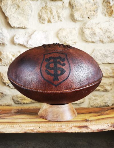 Un beau ballon de rugby taille 5 en cuir marron avec le logo du Stade Toulousain.