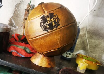 Un beau ballon de foot ancien avec le logo de l'OM gravé dessus.