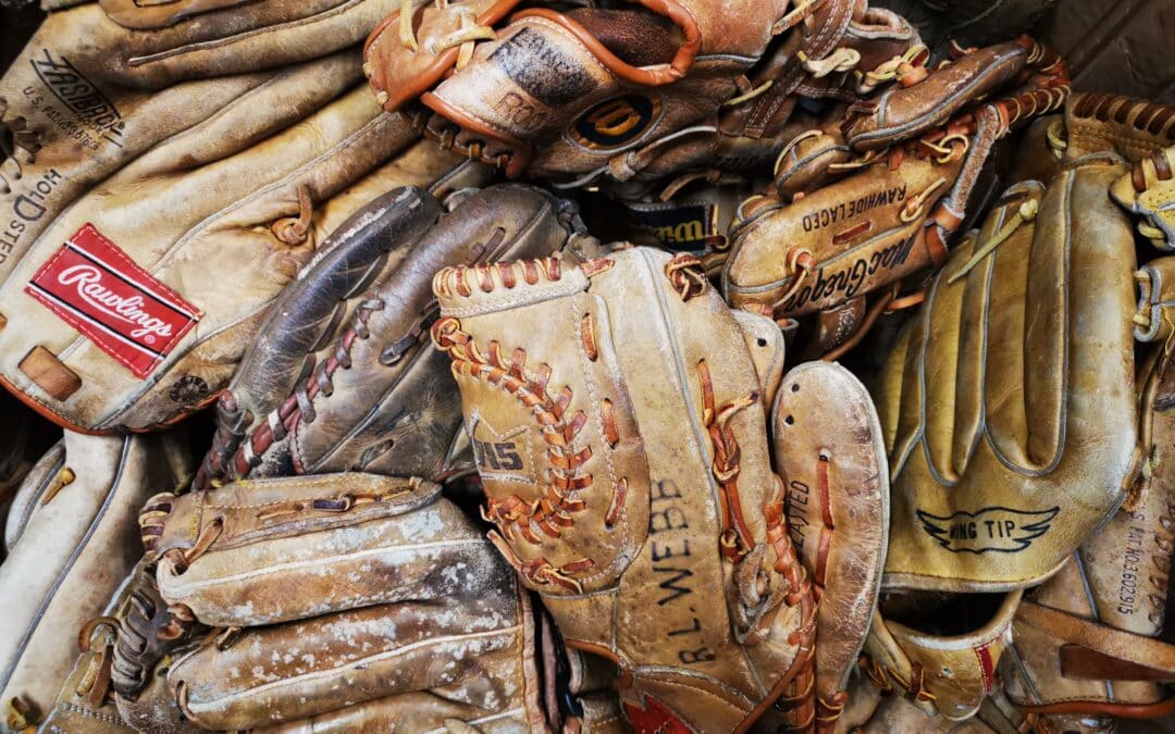 Arrivage de gants de baseball usagés