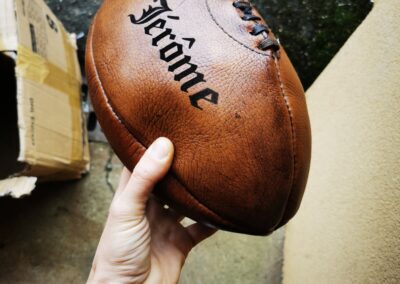 Ecriture d'un prénom sur un ballon de rugby pour faire un cadeau