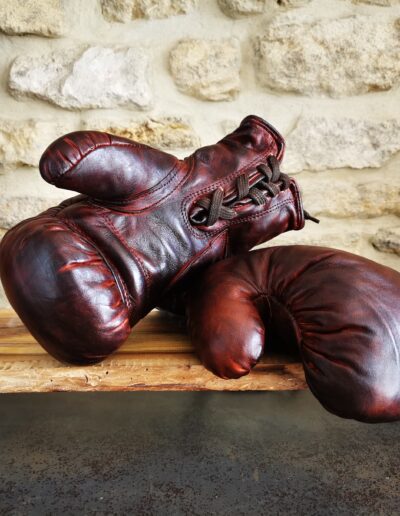 Une paire de gants de boxe en cuir vintage marron