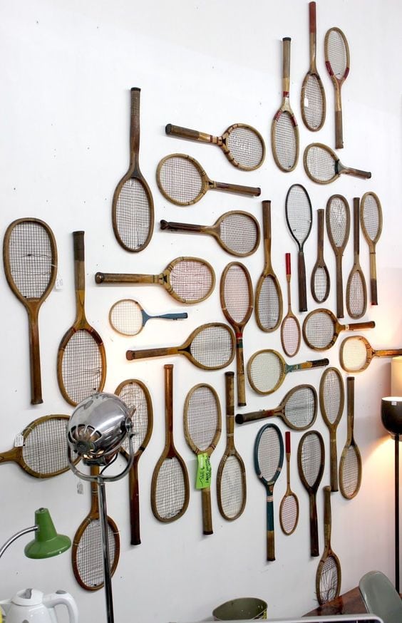 Raquettes de tennis au mur