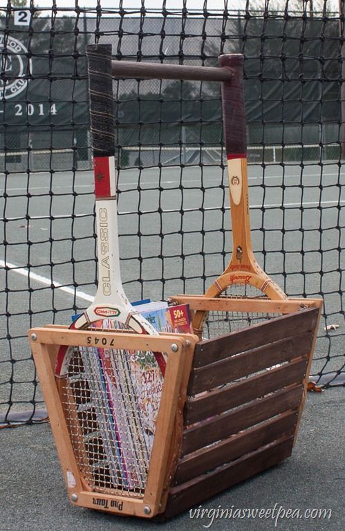 Porte magazines réalisée avec 2 raquettes de tennis vintage et leur cadre en bois