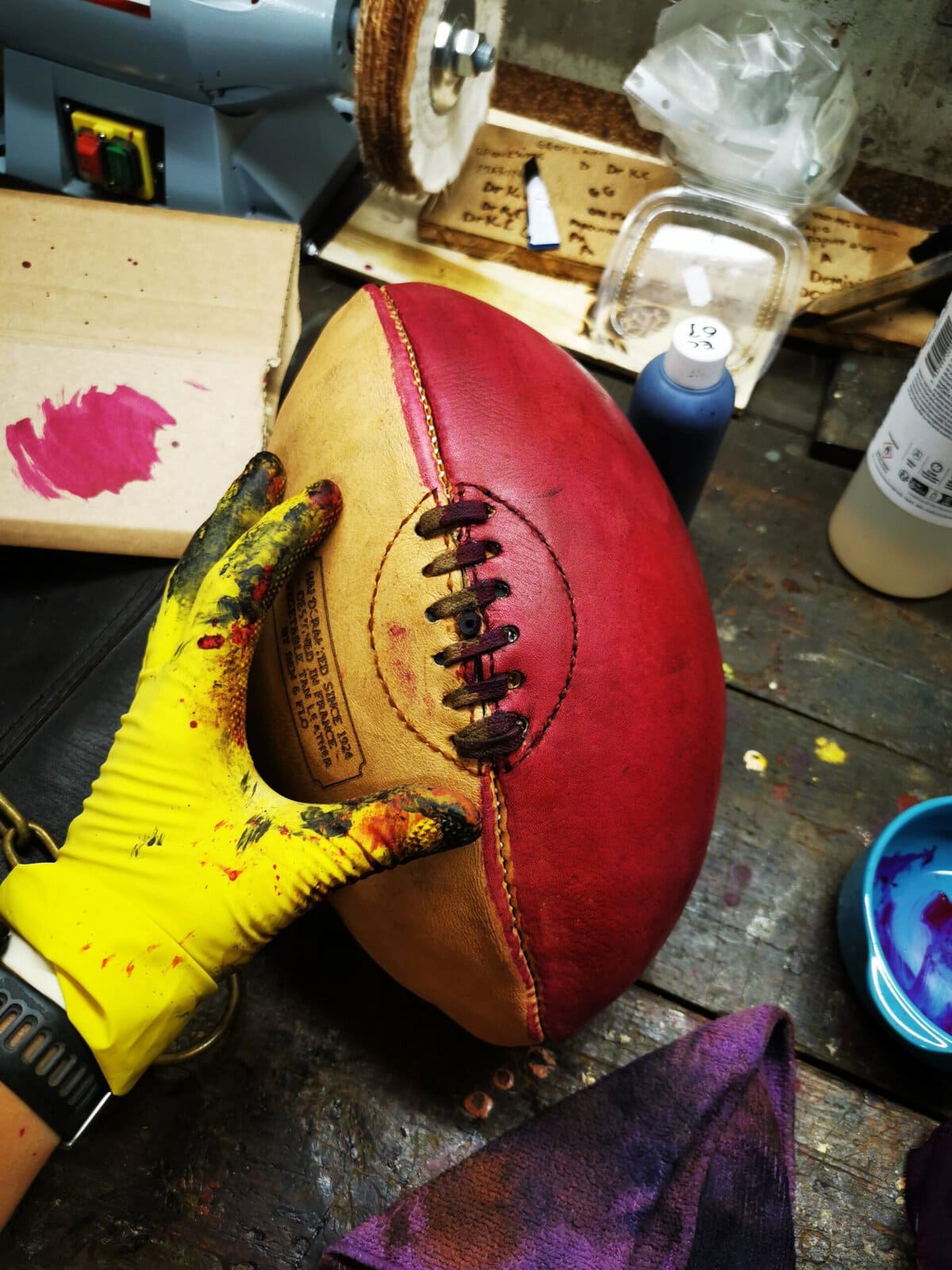 Ballon de rugby rose en cours de conception