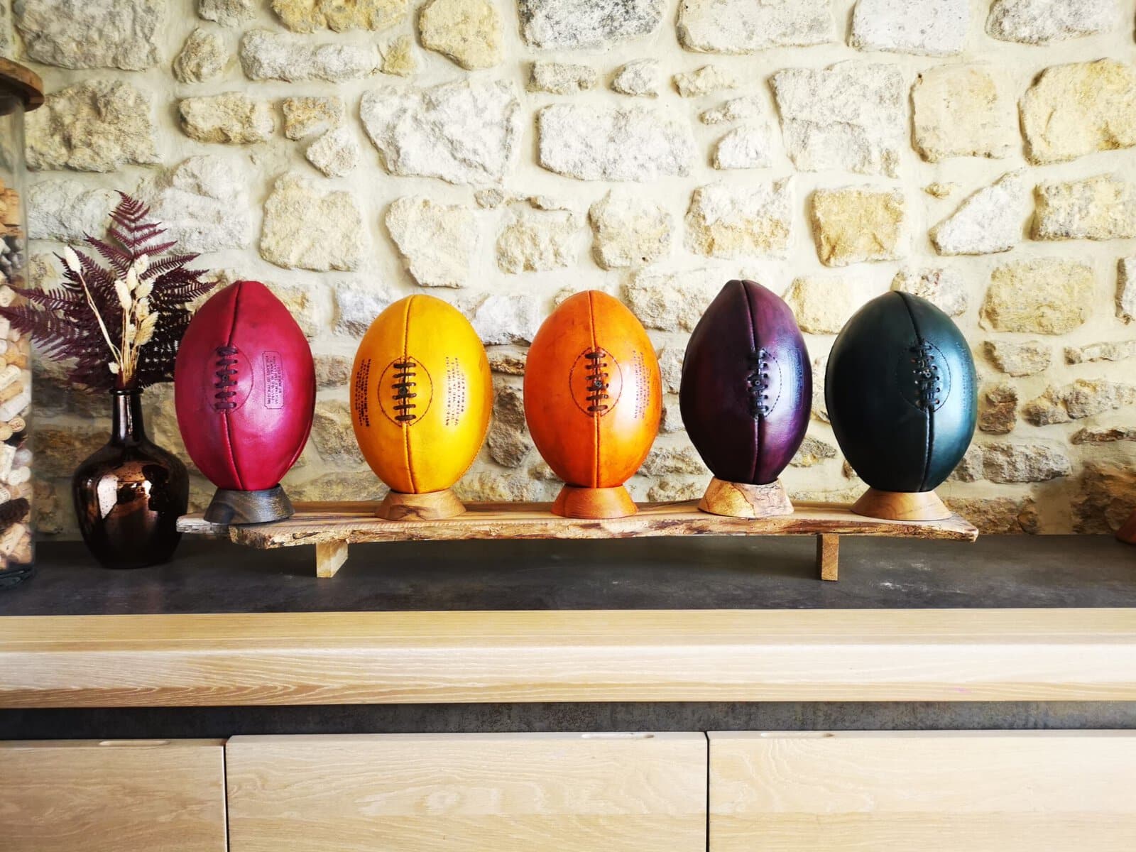 Ballons de rugby de différentes couleurs