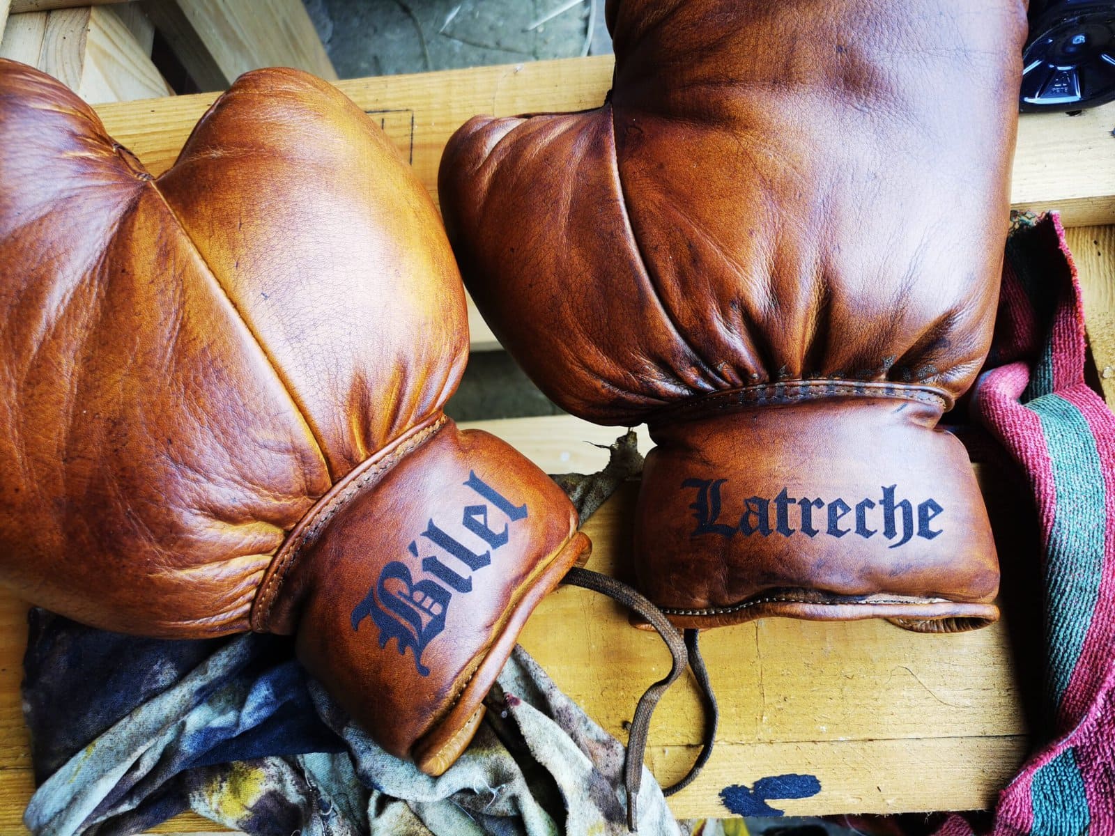 Gants de boxe en cuir miel de Bilel Latreche