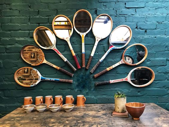 Raquettes de tennis vintage accrochées au mur avec des miroirs