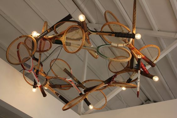 Un lustre réalisé avec des raquettes de tennis vintage